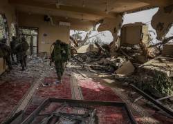 Esta fotografía tomada durante una gira de prensa organizada por el ejército israelí el 8 de enero de 2024 muestra a soldados durante las operaciones en al-Bureij, en el centro de la Franja de Gaza, en medio de continuas batallas entre Israel y el grupo militante palestino Hamas.