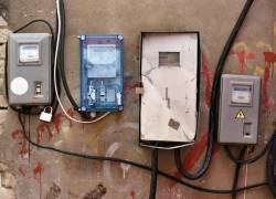 Fotografía referencial de paneles de control de cables de alta tensión.