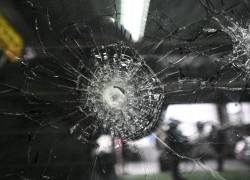 Imagen de un vidrio antibalas en el taller de la empresa de seguridad Auto Express en Quito.