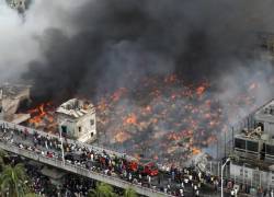 Incendio masivo deja 5.000 comerciantes damnificados en uno de los mayores mercados en Bangladesh