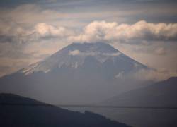 Sugieren activa vigilancia y prevención del volcán Cotopaxi por su actividad constante