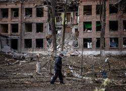 Un hombre camina frente a un edificio destruido después de un ataque con misiles rusos en la ciudad de Vasylkiv, cerca de Kiev.