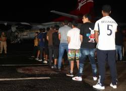 Ciudadanos de nacionalidad ecuatoriana son deportados este jueves desde el Aeropuerto Marcos A. Gelabert, en el lado Pacífico del canal de Panamá .