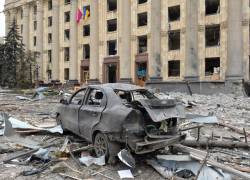 La plaza central de la segunda ciudad de Ucrania, Járkov, fue bombardeada por fuerzas rusas que avanzaban y atacaron el edificio de la administración local.