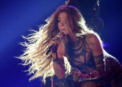 La cantante colombiana Shakira cantando en el escenario durante la 24ª ceremonia anual de los Premios Grammy Latinos.