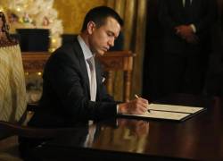 Fotografía referencial de Daniel Noboa firmando un decreto en el Palacio de Carondelet, en Quito.