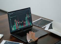 Un ordenador muestra el desempeño del mercado de valores.