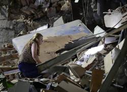 Una persona observa entre los escombros este miércoles, luego de dos fuertes terremotos sacudieron el Caribe venezolano en Caracas.