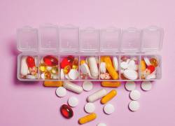 Los suplementos vitamínicos generalmente se disponen en forma de pastillas, polvos, cápsulas, líquidos.