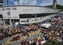 Finaliza multitudinario velatorio de Pelé con ausencia de astros de la selección brasileña