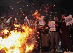 Personas sostienen carteles durante una manifestación este miércoles, en Buenos Aires (Argentina).