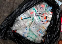 Fotografía que muestra una bolsa llena de medicamentos presuntamente vendidos irregularmente.