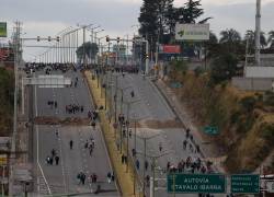 Personas bloquean una vía durante una manifestación el pasado miércoles, en Otavalo.