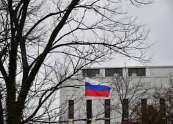 La bandera rusa ya no ondeaba en el tejado del edificio diplomático y varias personas fueron vistas saliendo del lugar con maletas.