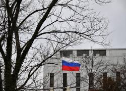 La bandera rusa ya no ondeaba en el tejado del edificio diplomático y varias personas fueron vistas saliendo del lugar con maletas.