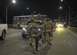Soldados de la Armada patrullan las calles durante el toque de queda en Guayaquil, Ecuador, el 16 de marzo de 2026.