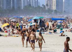 Bañistas toman el sol sin mantener distancia social para evitar la propagación del coronavirus. Foto: EFE