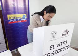 Fotografía referencial de una mujer votando.