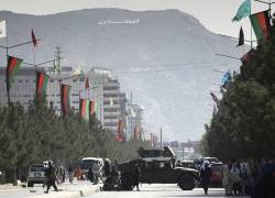 Combatientes talibanes bloquean una carretera cerca del aeropuerto de Kabul.