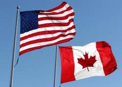 Fotografía de referencia de las banderas de Estados Unidos y Canadá.