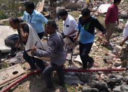 Se retira un cuerpo del lugar del accidente aéreo cerca del Aeropuerto Internacional Sardar Vallabhbhai Patel en Ahmedabad, Gujarat, oeste de la India, el 12 de junio de 2025.