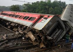 Vagones destrozados y más de 280 muertos junto a las vías tras accidente de tren en India
