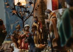 Tradicional pesebre de cerámica con presencia de Reyes Magos.