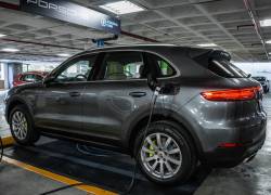 En los estacionamientos de un centro comercial de Quito está uno de los puntos de carga instalados por Porsche Ecuador.