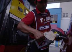 Fotografía referencial de un empleado en una gasolinera.