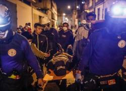 12/12/2022.- Un manifestante herido en enfrentamientos con la Policía recibe hoy ayuda en el centro de Lima (Perú).