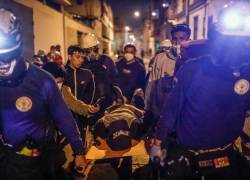 12/12/2022.- Un manifestante herido en enfrentamientos con la Policía recibe hoy ayuda en el centro de Lima (Perú).