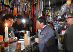 Fotografía de un local que sigue operando pese a no tener energía eléctrica.