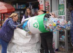 El reciclaje de las botellas PET se realizó en contenedores ubicados en los locales de los tenderos que participaron en la iniciativa.