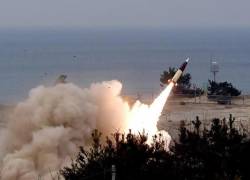 Un proyectil del Sistema de Misiles Tácticos de la Armada (ATACMS) de Corea del Norte es disparado desde la zona costera del país.