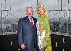 Raul Rocha y la otrora Miss Universo Victoria Kjaer Theilvig asisten a una ceremonia en el Empire State Building, el 22 de noviembre de 2024 ,en la ciudad de Nueva York.
