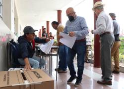 Ciudadanos ejercen su derecho al voto el 20 de agosto de este año, en el Colegio San Gabriel, de la ciudad de Quito.