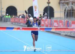 Silvia Ortiz, a punto de cruzar la meta de llegada en la competencia de los Juegos Bolivarianos.