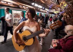 Eli Jadelot realiza su presentación con un vestido de novia en la estación del subterráneo “Arts et Metiers” en Paris, Francia.