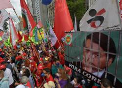 Miles de manifestantes participan en una protesta contra el presidente brasileño Jair Bolsonaro, en Sao Paulo, Brasil, el 2 de octubre de 2021.