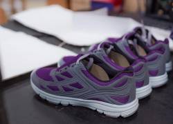 La línea de zapatos deportivos hechos en Ecuador, están fabricados con polialuminio y materiales reciclados post consumo, integrados en la composición de las suelas.