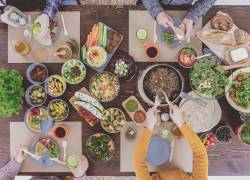 Una alimentación rica en verduras, carnes magras y frutas, aportan la cantidad suficiente de fibras y nutrientes que permiten vivir de manera saludable.