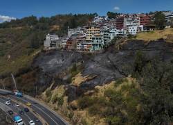 QUITO, 17 de septiembre de 2026. En la ciudad existen varios focos de incendios Forestales, algunos se han mitigado y se mantienen en constante control. Incendio Forestal de la Vicentina.