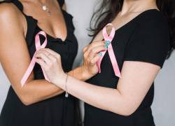 El cáncer de mama es detectado cada vez más en mujeres jóvenes y entre las causas de riesgo de esta enfermedad están la postergación de la maternidad, el no amamantar y la obesidad.