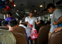 Migrantes guatemaltecos deportados de Estados Unidos abordan un autobús después de su llegada a la Base de la Fuerza Aérea de Guatemala en la Ciudad de Guatemala el 31 de agosto de 2025.