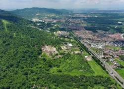 Vista aérea donde se ven canteras en las colinas del Bosque Cerro Blanco (Bosque Protector Cerro Blanco en español), una reserva de bosque seco tropical en la provincia de Guayas en el sur de Ecuador, en las afueras de Guayaquil, tomada el 18 de abril de 2023.