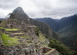 Archivo. Machu Picchu está situado al pie de la montaña de 2.430 metros de altura sobre la que se encuentra la famosa ciudadela de piedra construida en el siglo XV por el emperador inca Pachacútec.