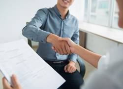 ¿Busca trabajo? Abren más de 1.000 vacantes en Quito a las que puede aplicar solo con su cédula y hoja de vida