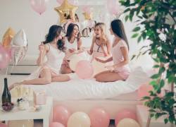 Grupo de amigas celebrando en una pijamada Galentine's Day,