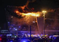 Los bomberos tratan de extinguir las llamas tras el tiroteo en la sala de conciertos del Crocus City Hall en Krasnogorsk, a las afueras de Moscú, Rusia este sábado.