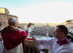 Robert Prevost dirigiéndose por primera vez a la multitud desde el balcón central de la logia principal de la Basílica de San Pedro.